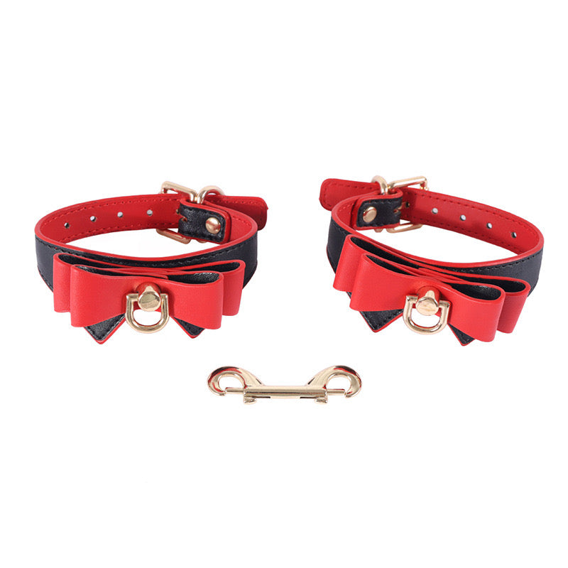 Leather hand cuffs set